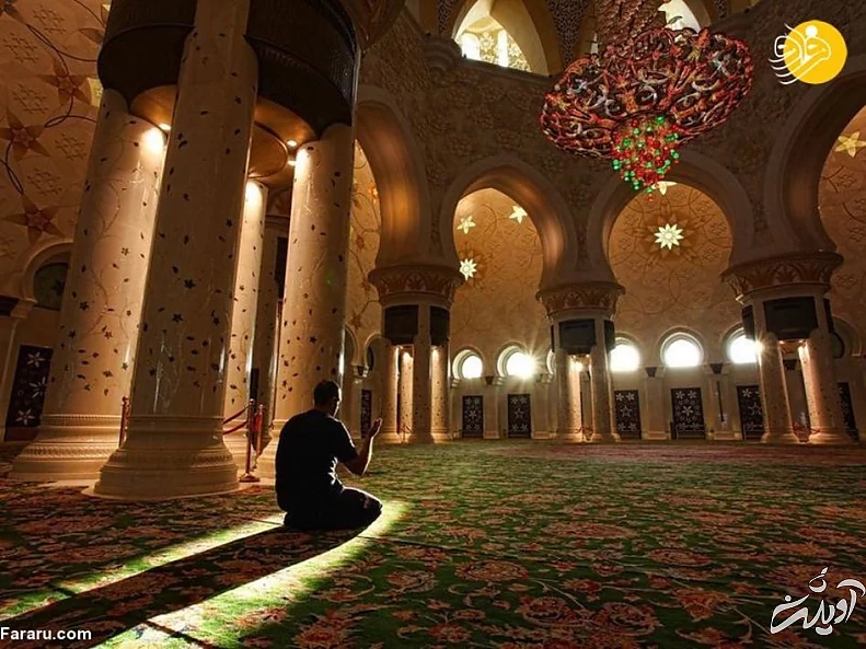 مسجد جامع شیخ زاید بزرگترین فرش دستباف جهان را در خومد جای داده است که کار بافت آن با 1200 کارگر یک سال به طول انجامید. این فرش 17000 مترمربع است.